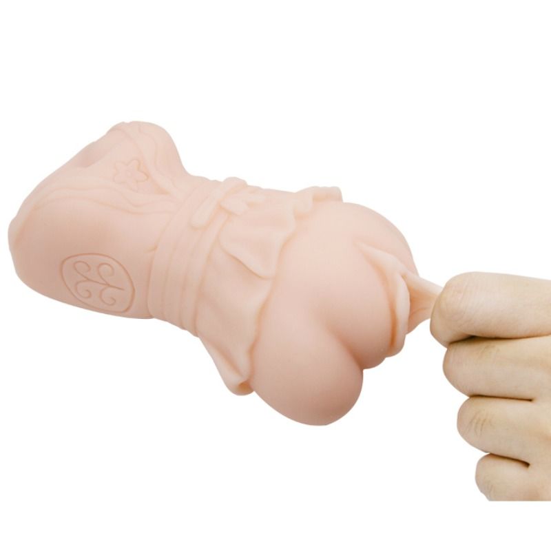 Masturbador vaginal realista Crazy Bull en silicona efecto piel sostenido con la mano, mostrando la flexibilidad y suavidad del material
